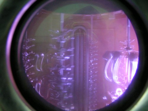 正在生产镀膜中